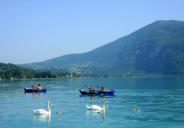 Kanoën op het meer van Aiguebelette