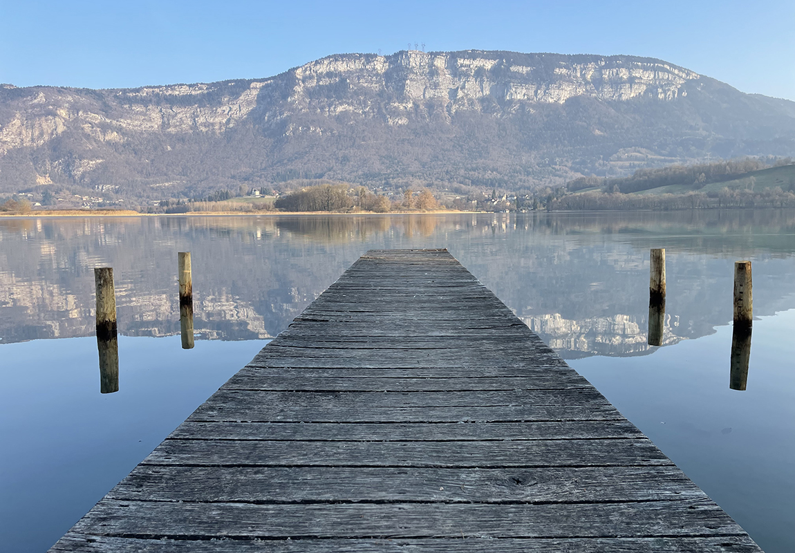 Le lac d'Aiguebelette, le plus magique et secret des lacs de Savoie