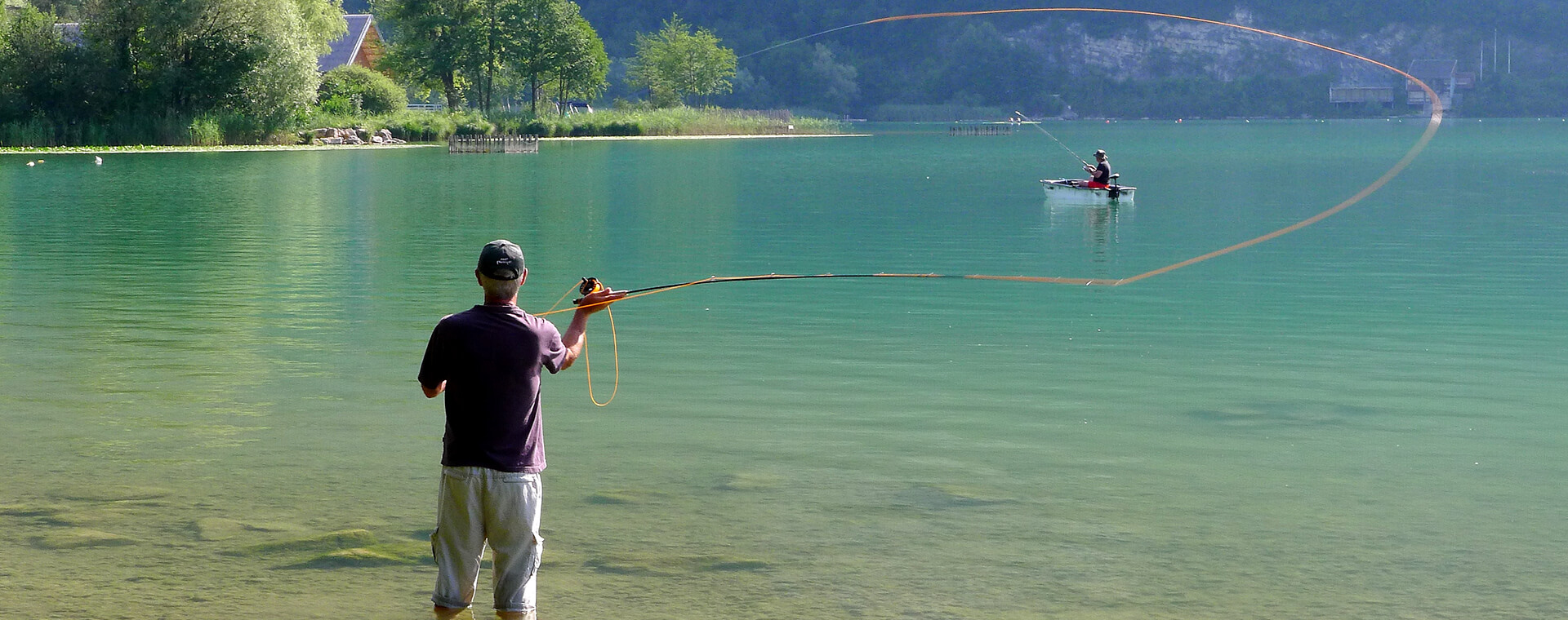 Angelaktivität am Ufer des Lac d'Aiguebelette