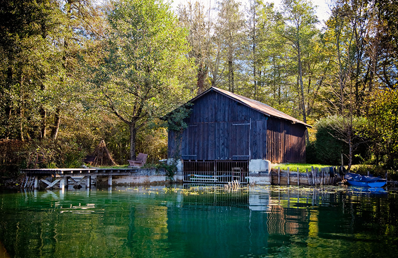 Der Lac d'Aiguebelette in Savoyen  trägt den Beinamen 