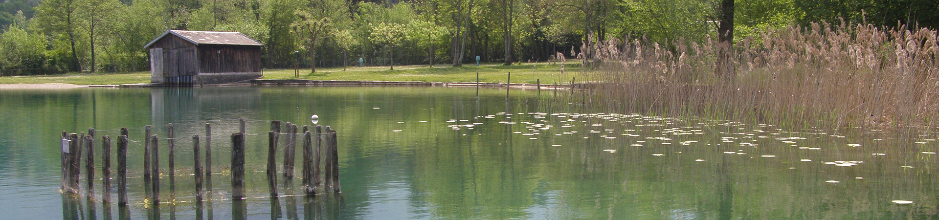 Der See von Aiguebelette in Savoyen  und sein traditionelles Bootshaus