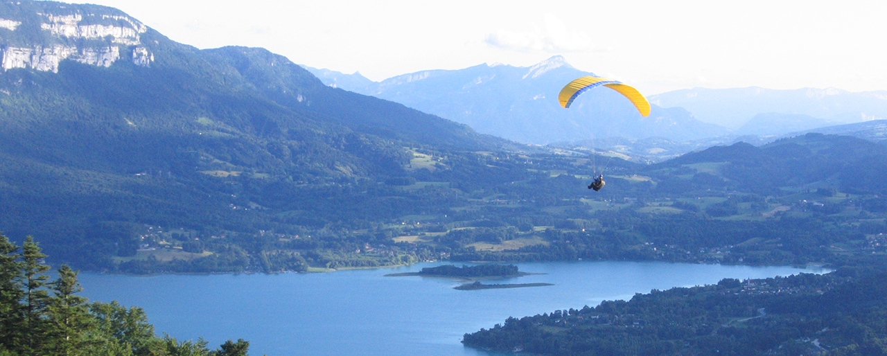 Paragliding activiteit op het meer in Aiguebelette