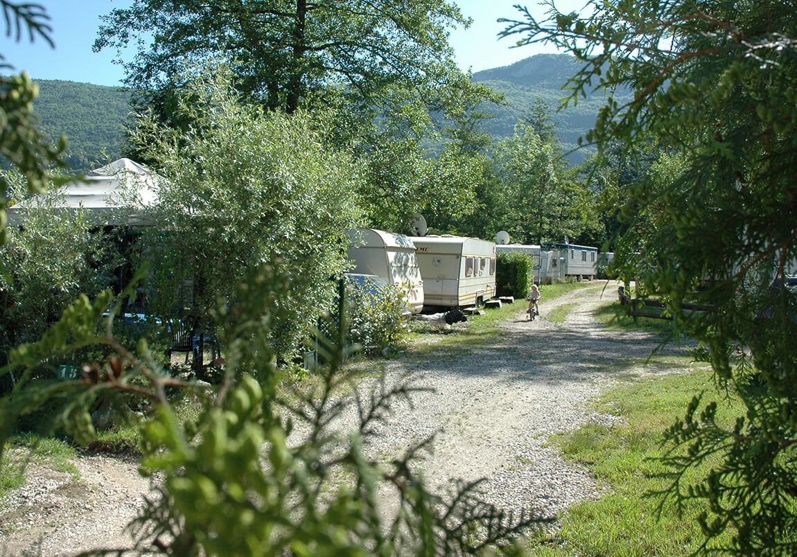 Pitches for motorhomes at camping le Mont Grêle on the banks of Lake Aiguebelette in Savoye