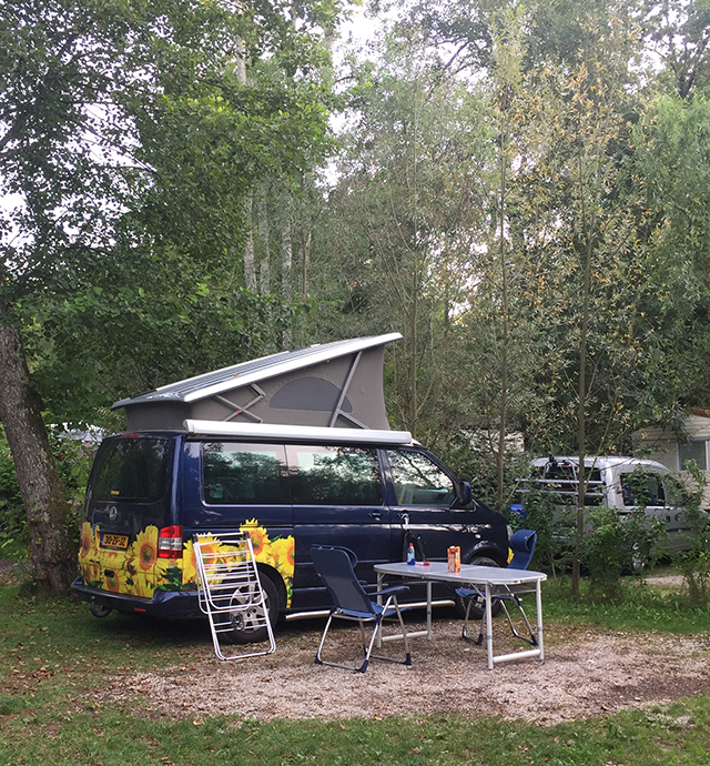 Schattiger Stellplatz für Wohnmobile auf dem Campingplatz le Mont Grêle am Ufer des Lac d'Aiguebelette