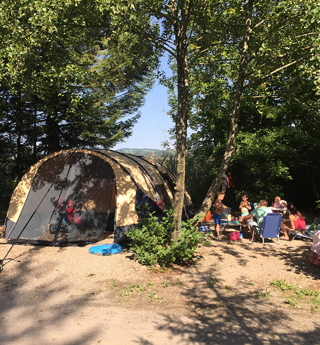 Schaduwrijke staanplaats voor een tent op de camping le Mont-Grêle aan de oevers van het meer Aiguebelette