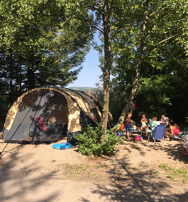 Shaded pitch for tents at Camping le Mont Grêle on the banks of Lake Aiguebelette