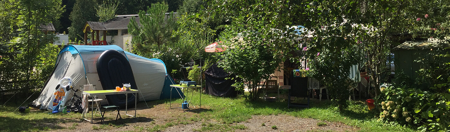 Emplacement tente pour personne à mobilité réduite du camping le Mont-Grêle