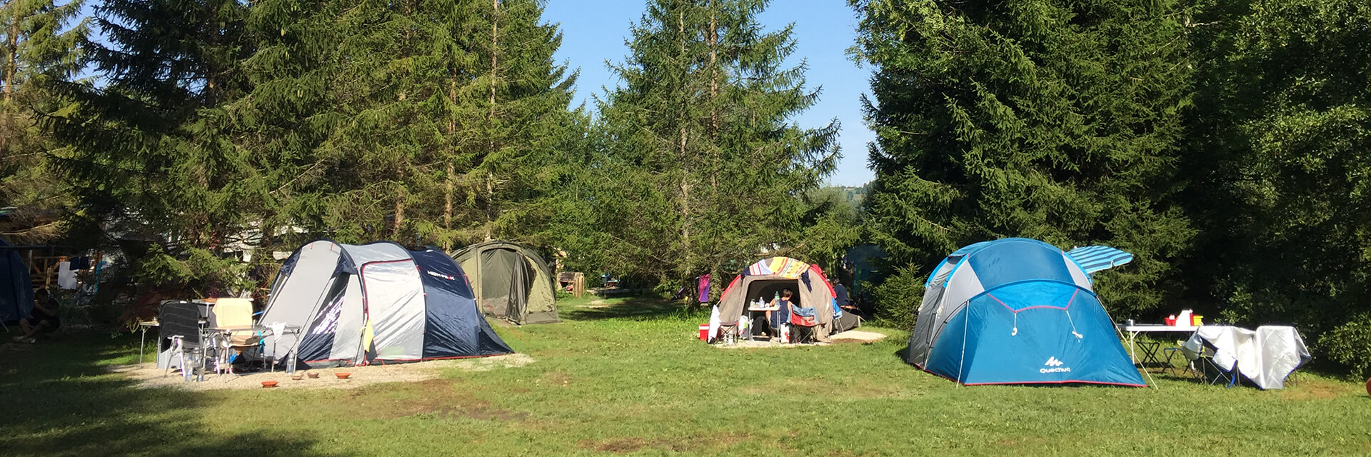 Staanplaatsen voor tenten op de camping Mont-Grêle in de Savoie, in een landelijke en groene omgeving
