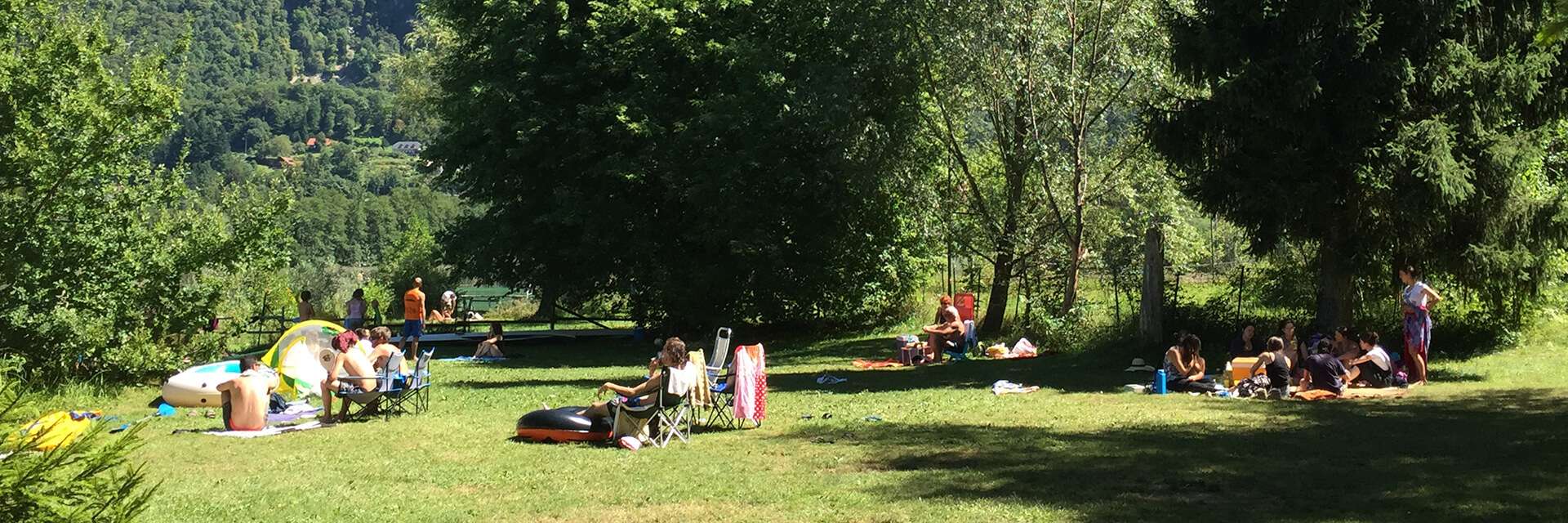 Les emplacements pour tente au bord du lac d’Aiguebelette, au cœur d'un cadre champêtre et verdoyant.