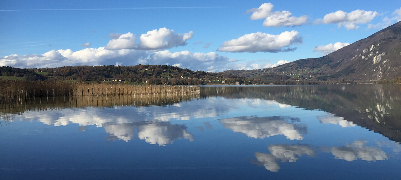 De omvang van de wateroppervlakte van het meer Aiguebelette in de Savoie