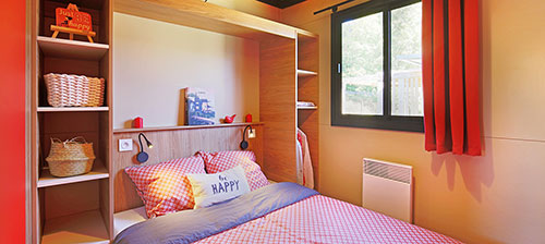 Schlafzimmer mit Doppelbett im Chalet Mont Grêle