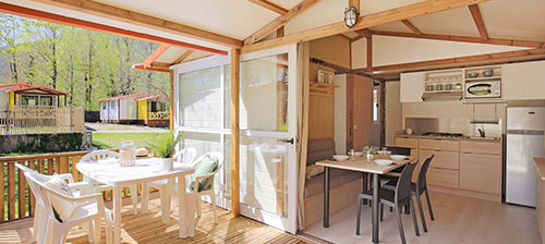 Kitchen, dining area and covered terrace of chalet Moréa
