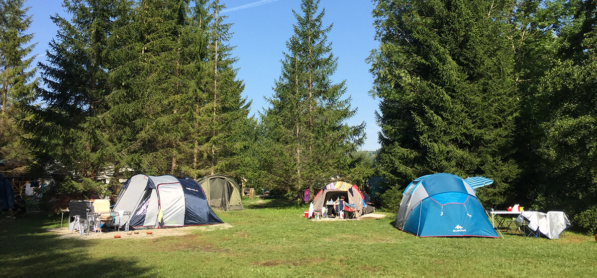 Schattige Zeltplätze des Campingplatzes le Mont-Grêle in Savoyen