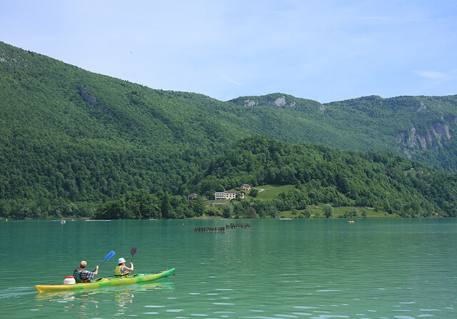 Kajakken op het meer van Aiguebelette, openlucht activiteit in de Savoie