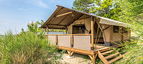 Zicht  buitenkant van de lodge Kenya op de camping le Mont Grêle