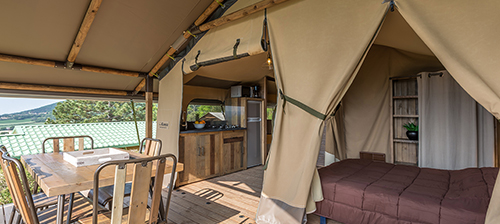 De woonkamer van de lodge Kenya van de camping le Mont Grêle