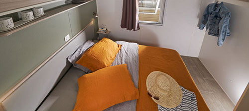 Elternschlafzimmer mit Doppelbett im Mobilheim Trigano Evo 24