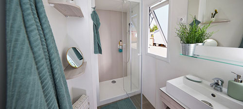 De badkamer met douche van de stacaravan van de  mobil-home Trigano Evo 24