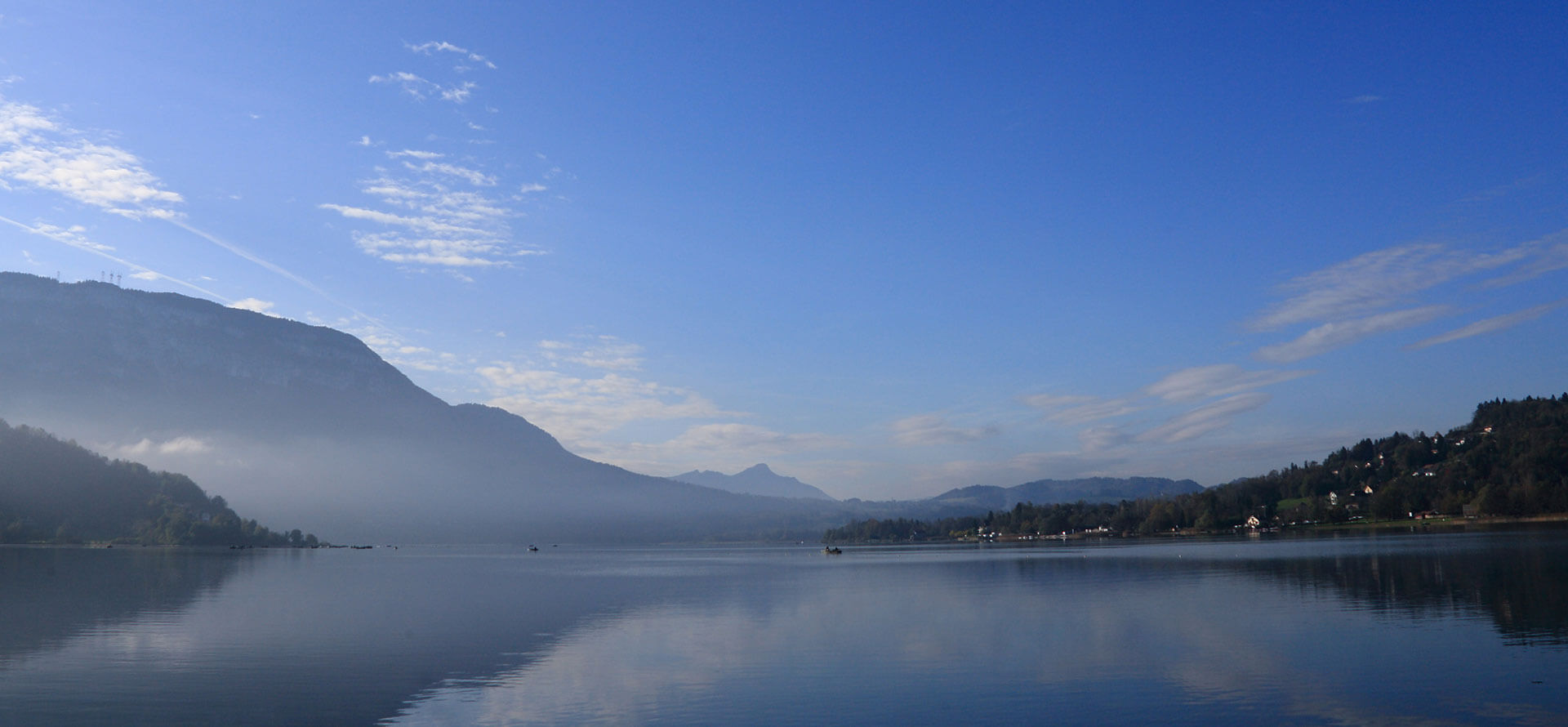 Vue d'ensemble du lac d'Aiguebelette en Savoie